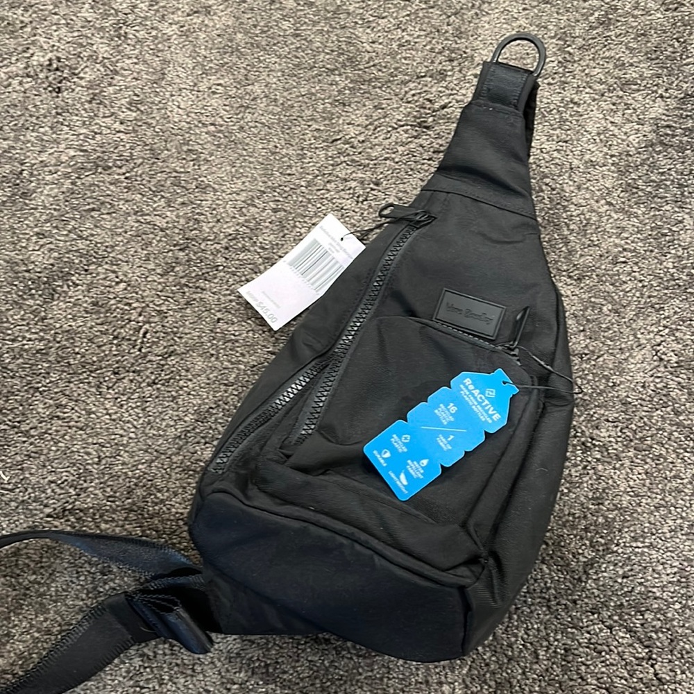 vera bradley reactive sling- black